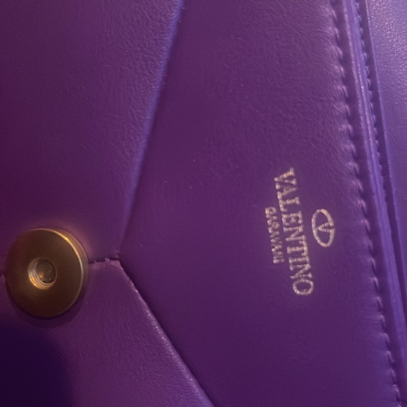 VALENTINO GARAVANI PURPLE ONE STUD NAPPA BAG WITH CHAI N - Picture 3 of 5